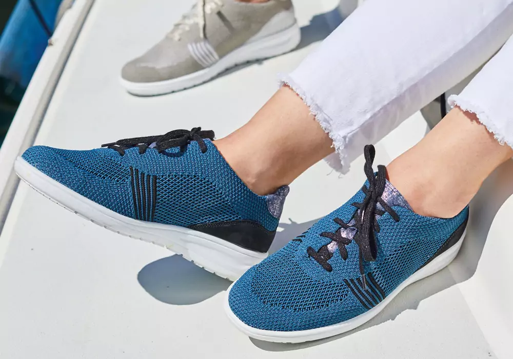 alt "Komfortschuhe in blau und creme auf einem Boot"