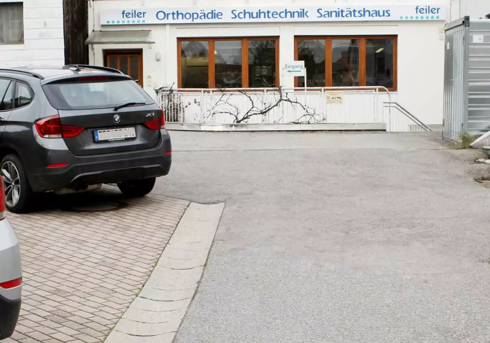 alt "Zertifikate Geschichte Hintereingang mit Parkplatz in Deggendorf"