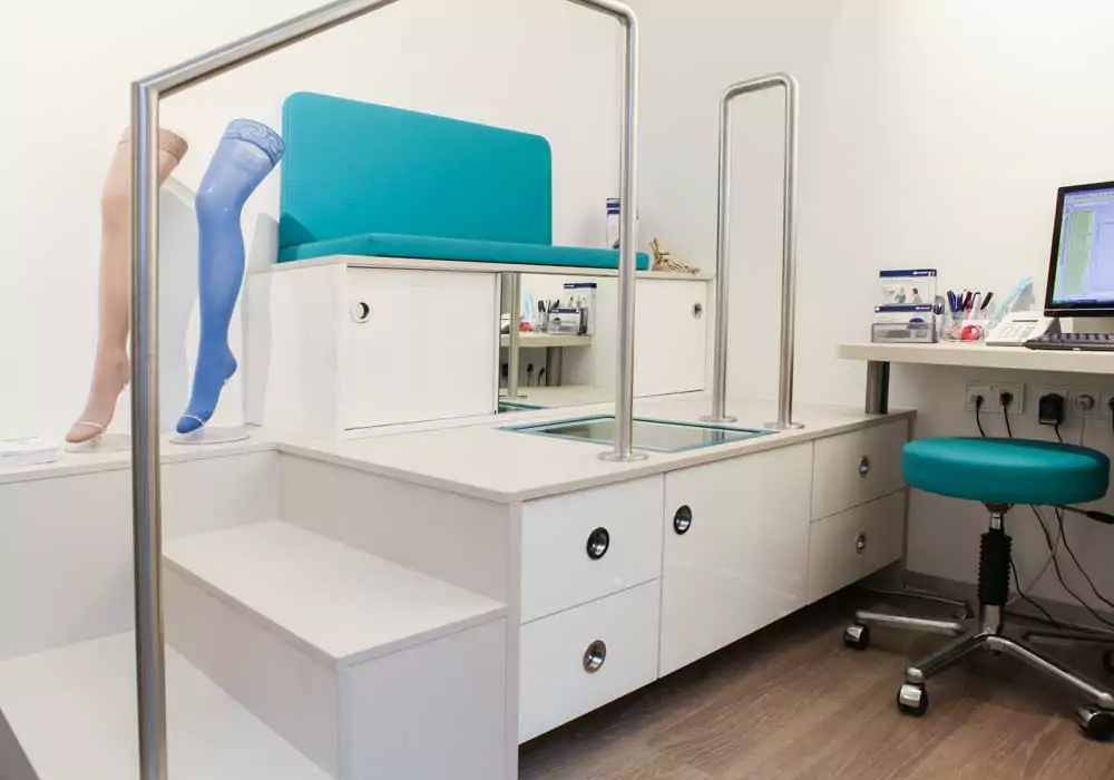 alt "Zertifikate Fussdruckmessung Gerät mit Sitzbank"